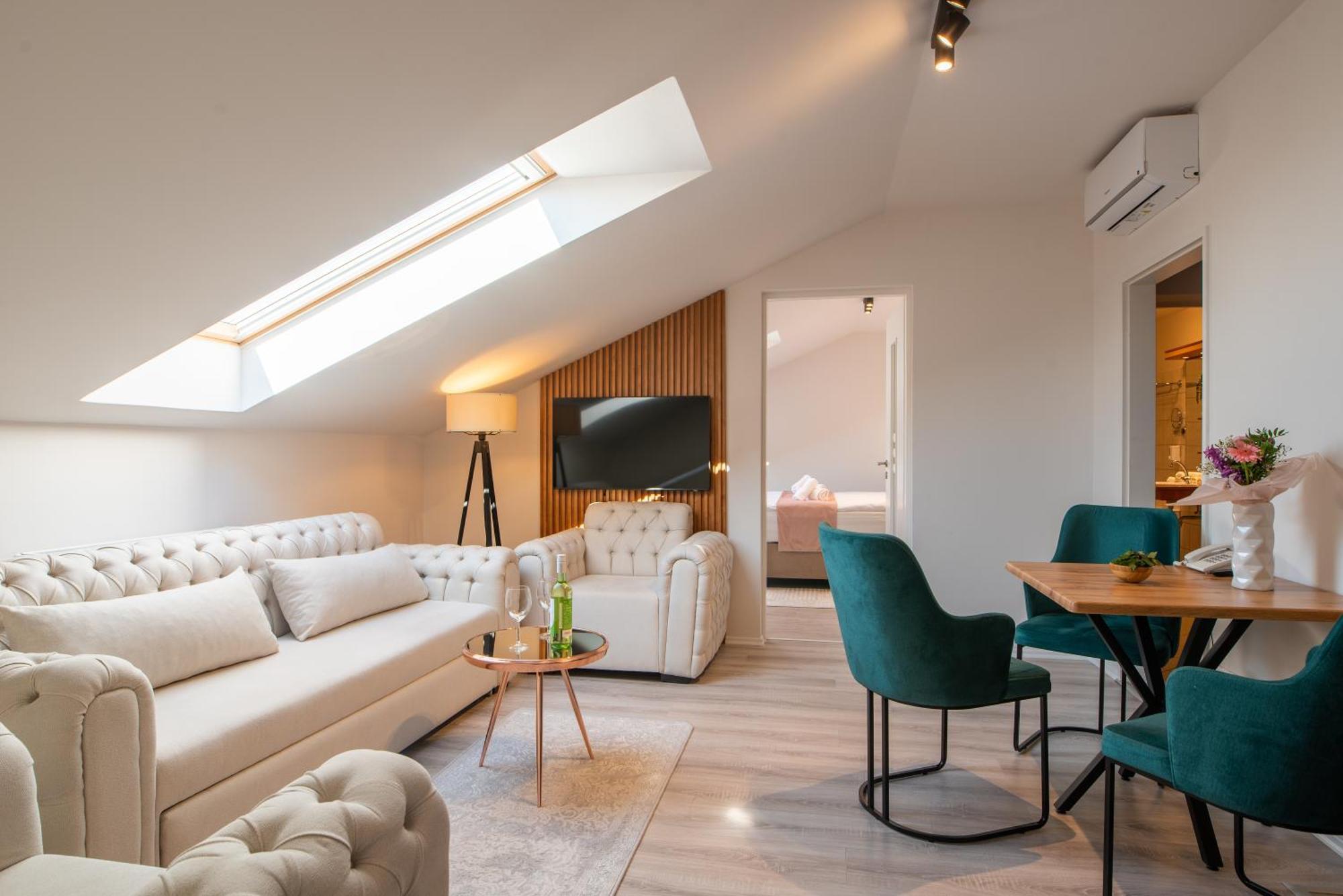 Holdvirag Hotel Sarvar Ngoại thất bức ảnh