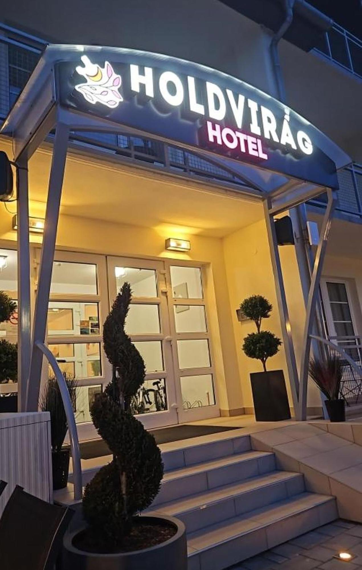 Holdvirag Hotel Sarvar Ngoại thất bức ảnh