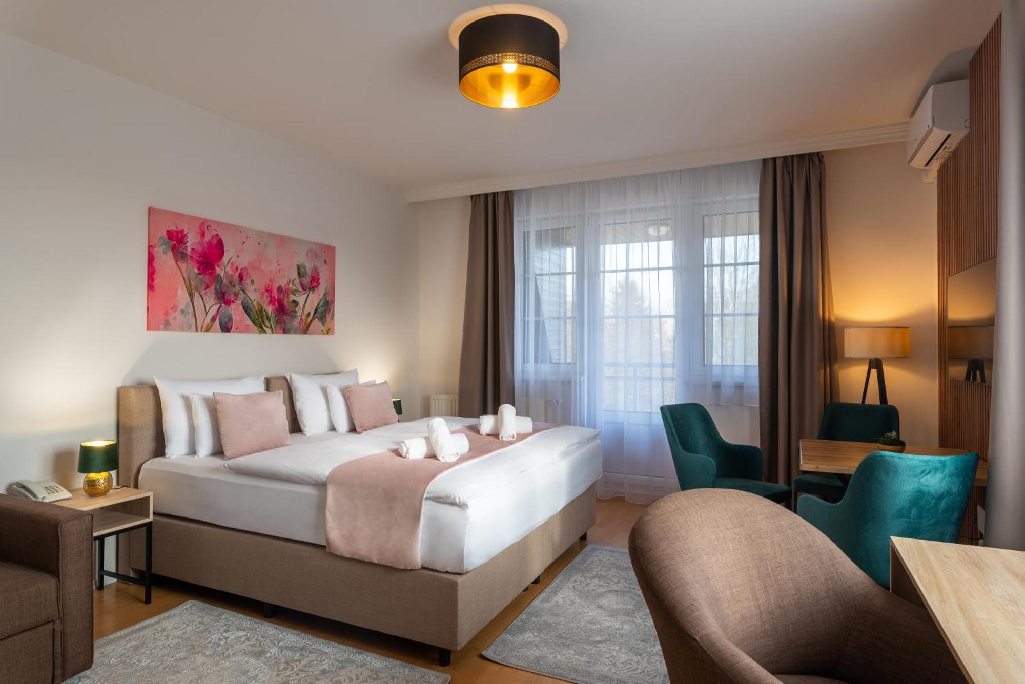 Holdvirag Hotel Sarvar Ngoại thất bức ảnh