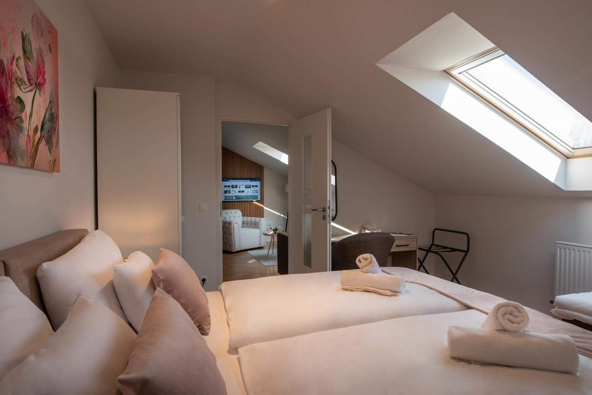 Holdvirag Hotel Sarvar Ngoại thất bức ảnh