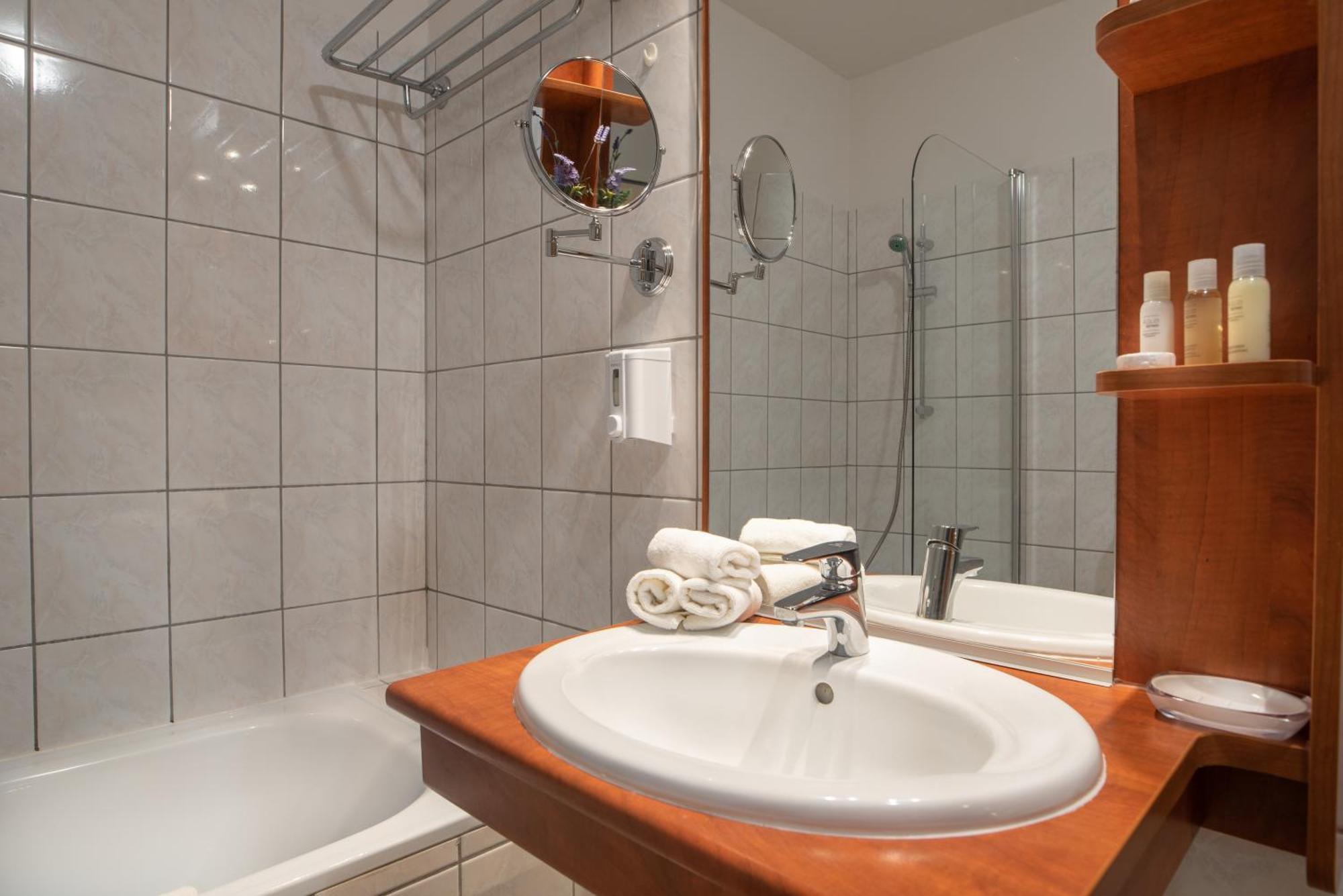 Holdvirag Hotel Sarvar Ngoại thất bức ảnh