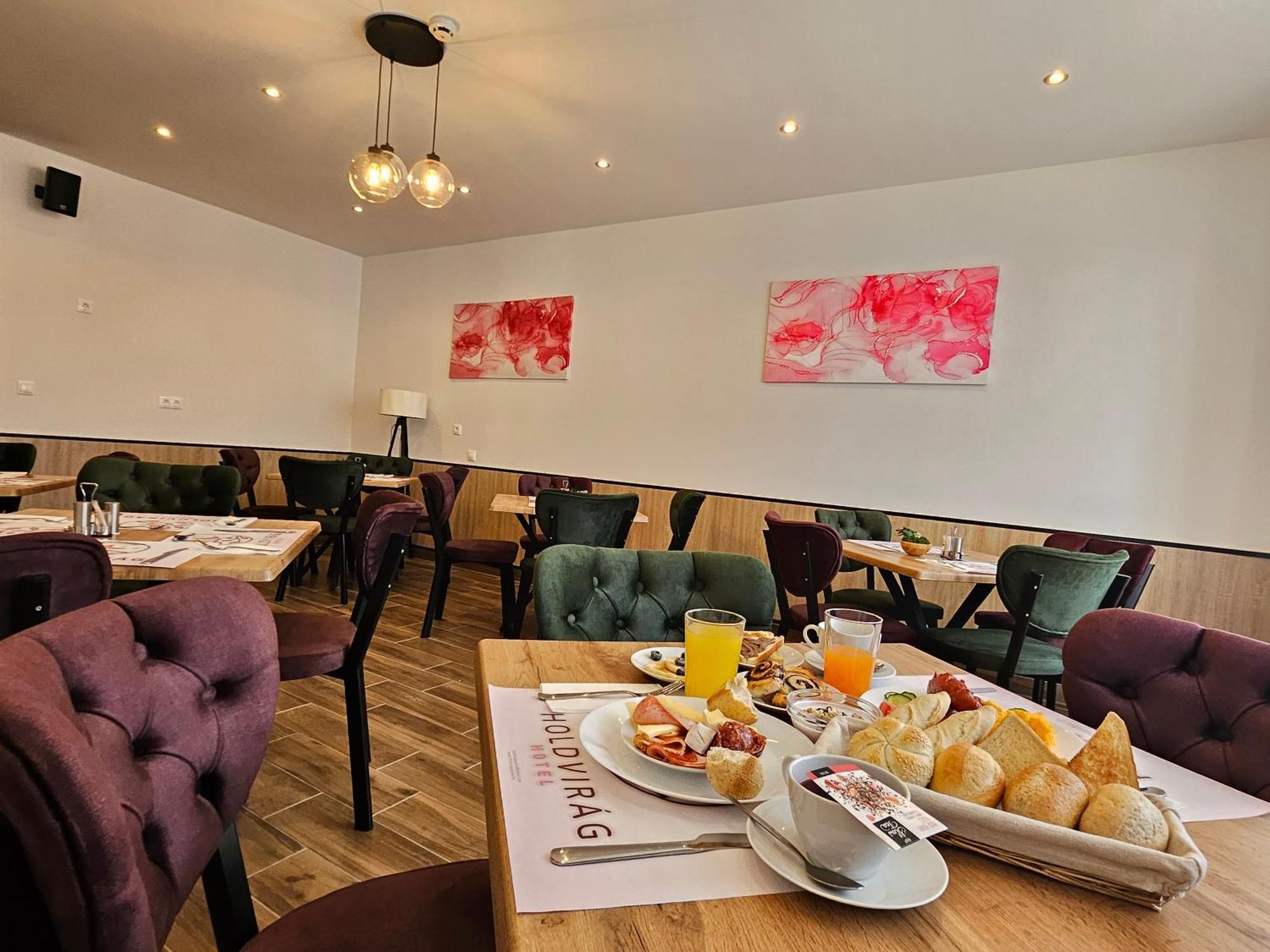 Holdvirag Hotel Sarvar Ngoại thất bức ảnh
