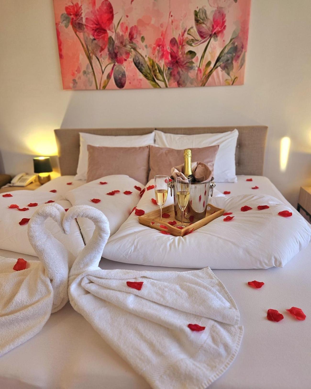 Holdvirag Hotel Sarvar Ngoại thất bức ảnh