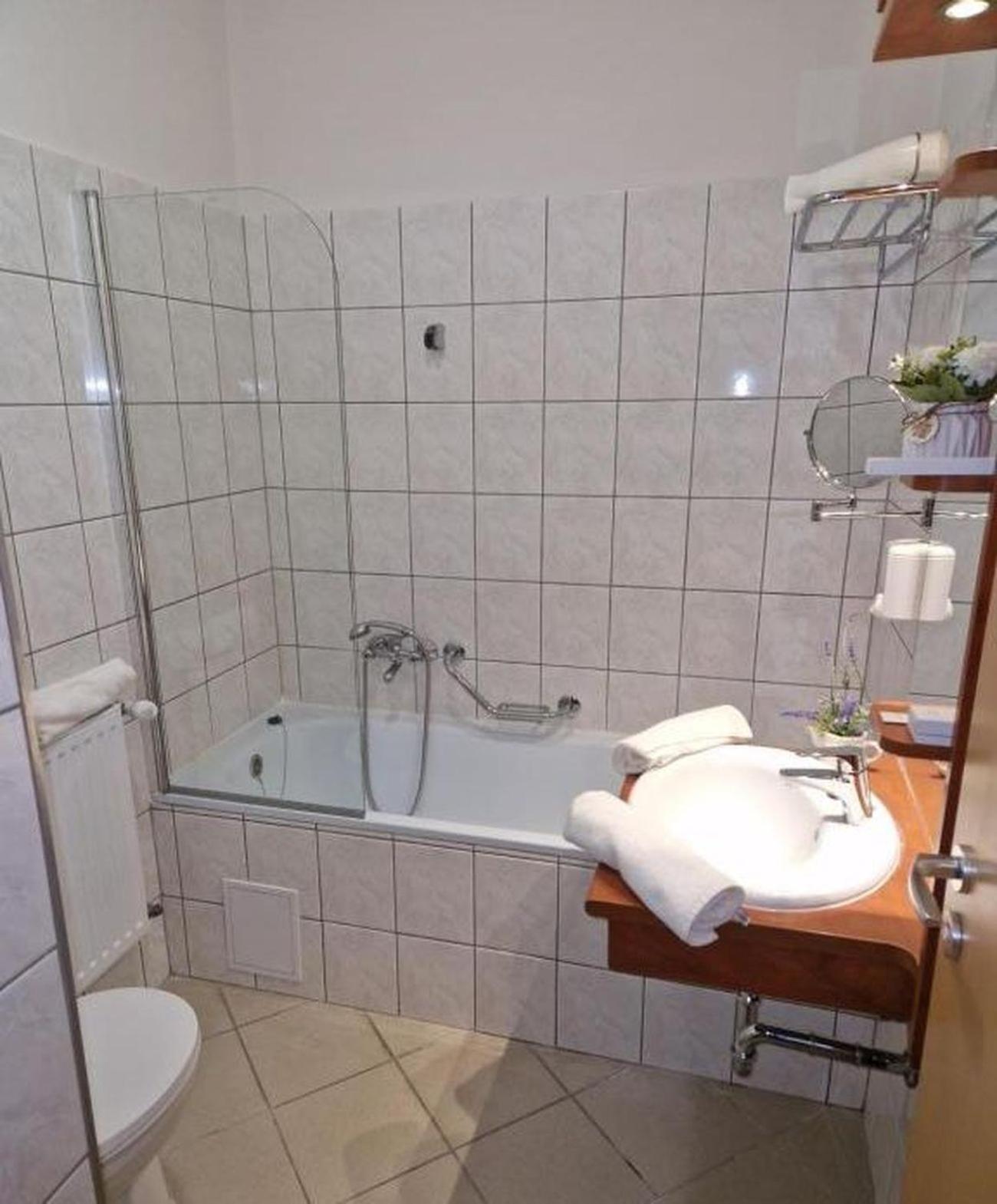Holdvirag Hotel Sarvar Ngoại thất bức ảnh
