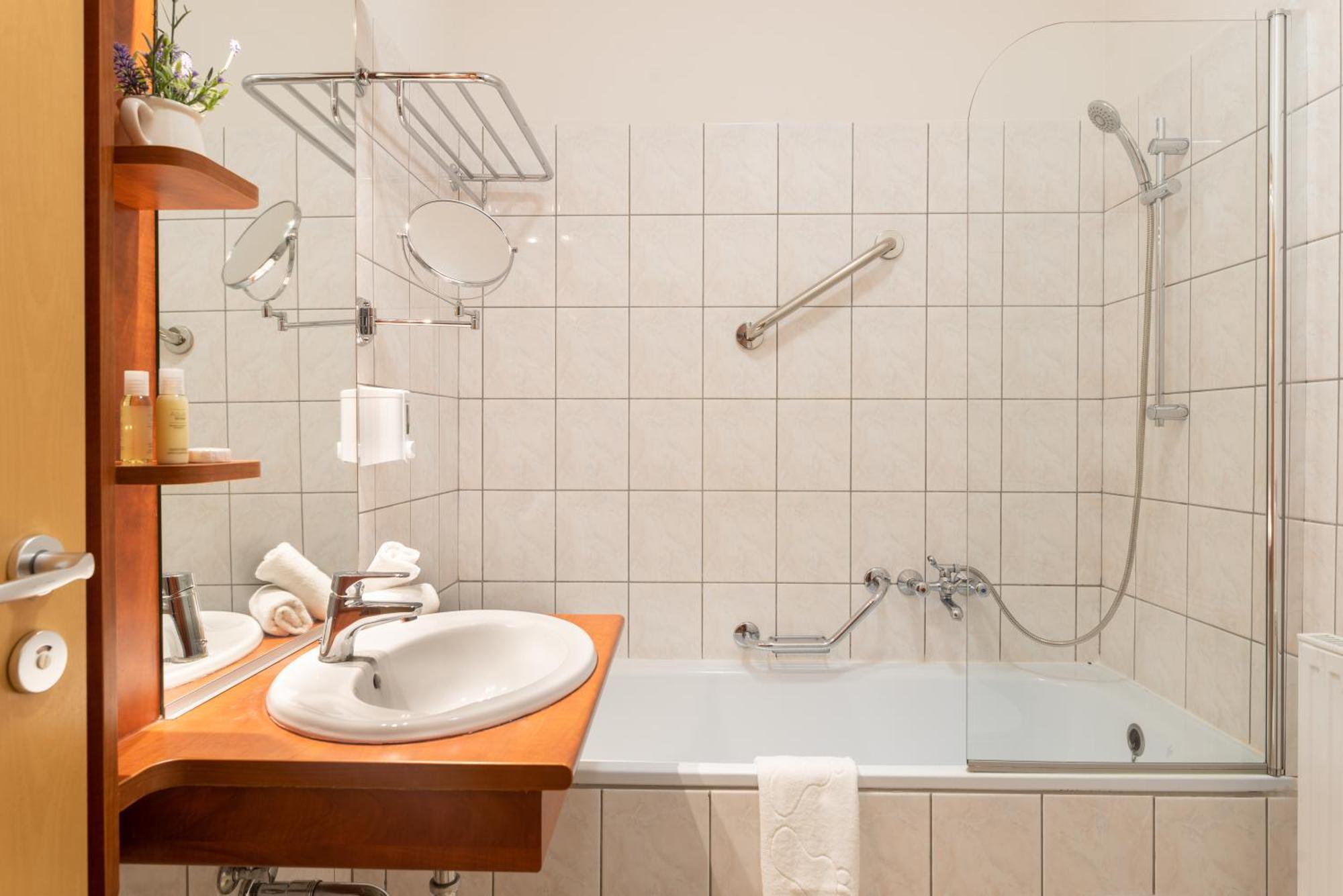 Holdvirag Hotel Sarvar Phòng bức ảnh