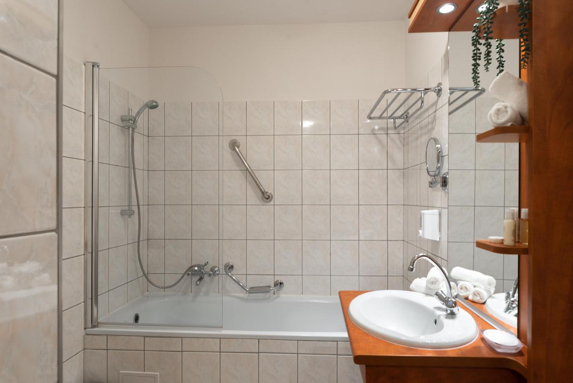 Holdvirag Hotel Sarvar Phòng bức ảnh