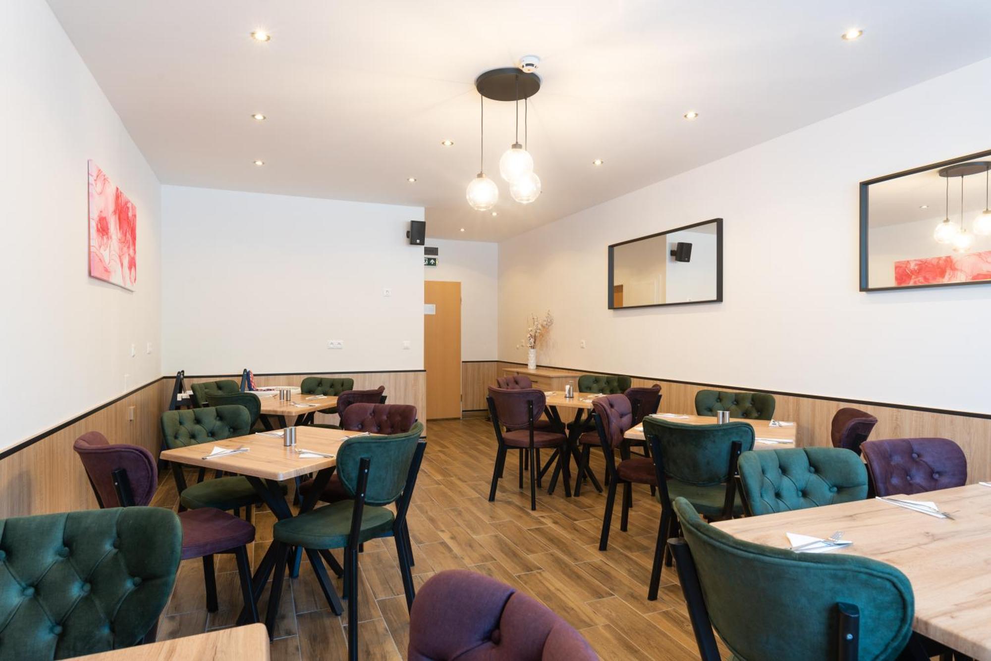 Holdvirag Hotel Sarvar Ngoại thất bức ảnh