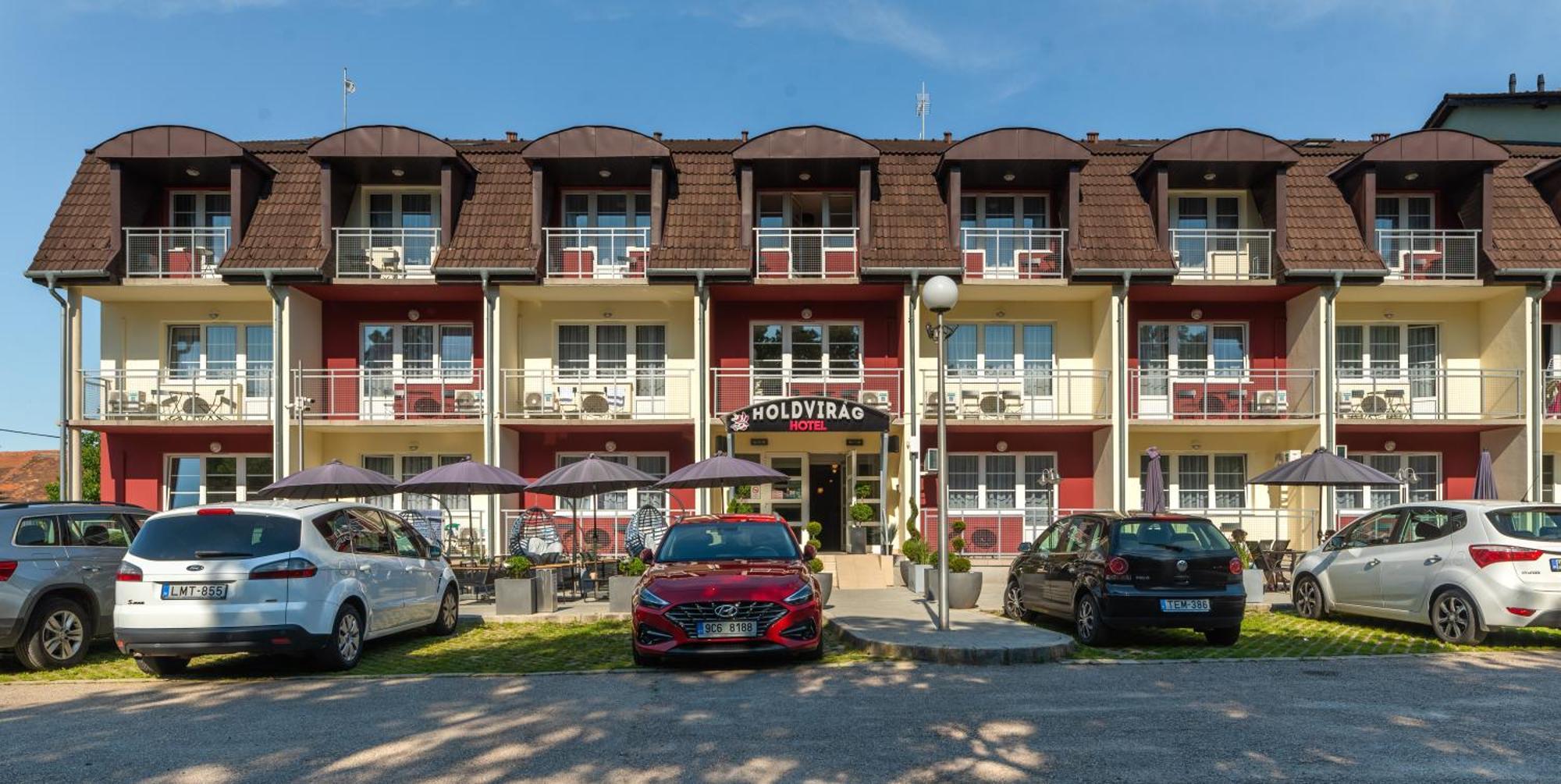 Holdvirag Hotel Sarvar Ngoại thất bức ảnh